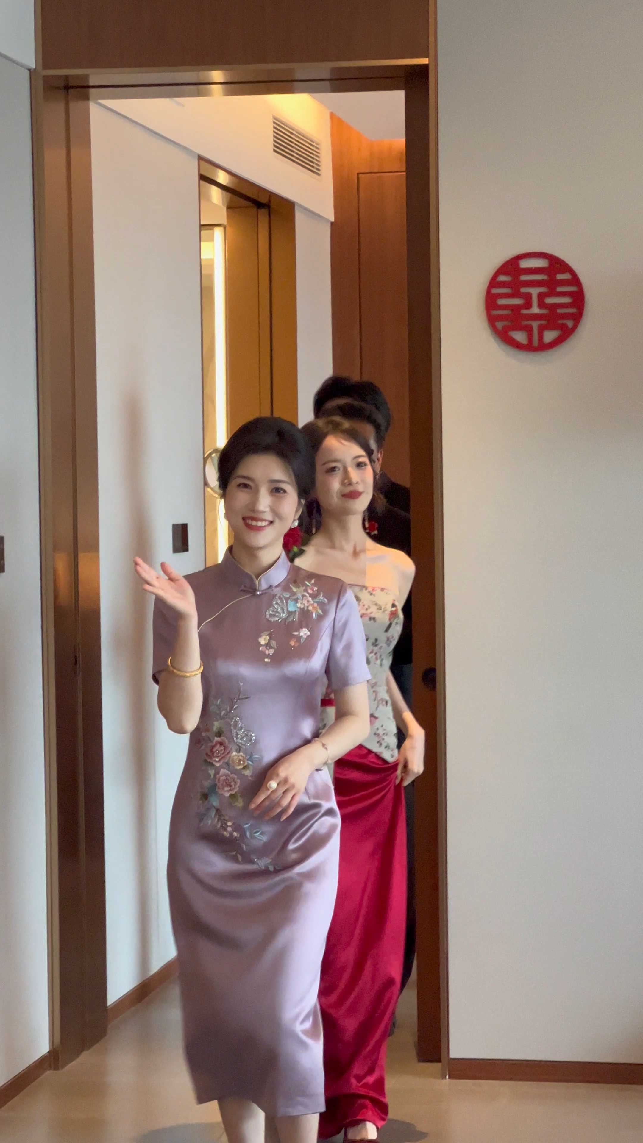 礼服衬玉立,气质难复制 礼服衬玉立,气质难复制#妈妈穿这个好有气质! #订婚宴 #中式结婚礼服 #喜妈妈喜婆婆高级定制 #婚礼