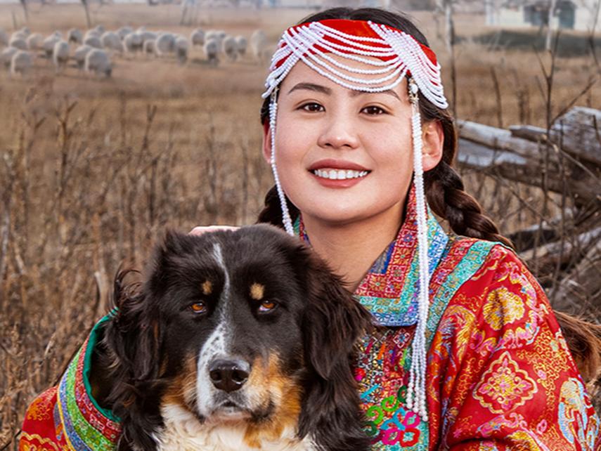 95后蒙古族姑娘,草原上的“乡村守护人”